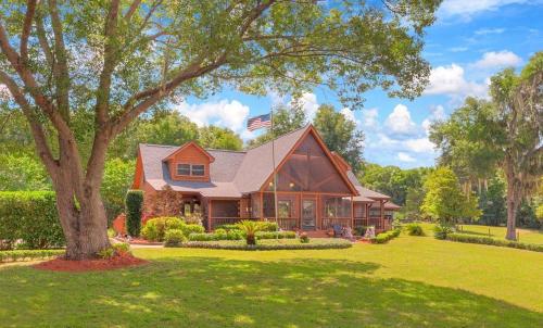 Cabin On The Lake in Lake Helen, USA