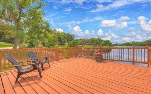 Cabin On The Lake in Lake Helen
