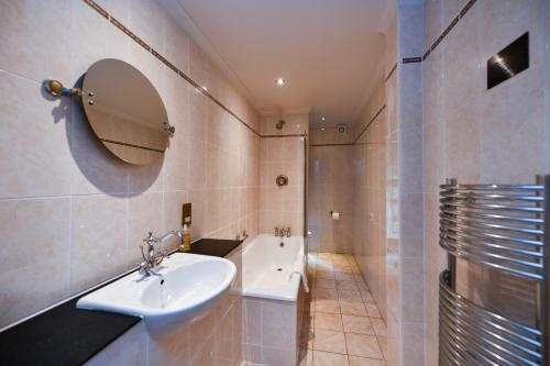 Savoy Park Hotel - image 8