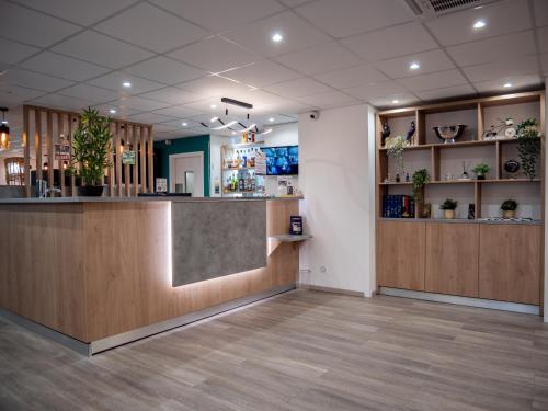 Лоби, Contact Hotel Restaurant Bleu France Eragny Cergy in Ераньи