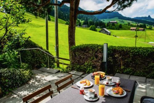 Stylish chalet apartment near hiking trail and ski lift