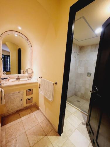 Standard King Room image 4