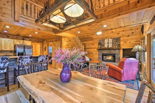Long Pine Ridge Cabin with Luxury Amenities! in Blue Ridge, USA