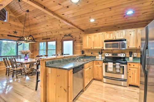 Long Pine Ridge Cabin with Luxury Amenities! in Blue Ridge, USA