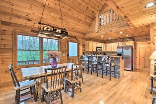 Long Pine Ridge Cabin with Luxury Amenities! in Blue Ridge, USA