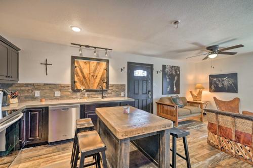 Rustic Fort Worth Getaway about 4 Mi to Downtown! in Fort Worth, USA