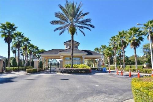 Three BR * 2 Miles to Disney pool free WiFi - image 8
