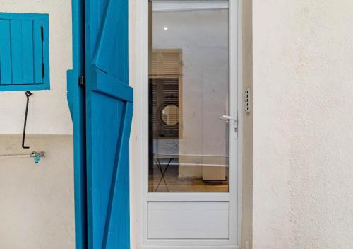 Entrance, Les Bords de l'Estaque x Studio Braque in L'Estaque