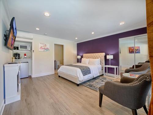 Queen Room with Pool View