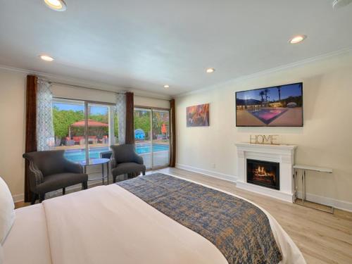 Queen Room with Pool View image 1