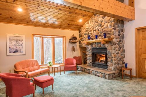 Black River Crossing Bed & Breakfast - Tap to explore photos