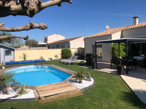 Magnifique villa avec piscine chauffée. cottage Rochefort