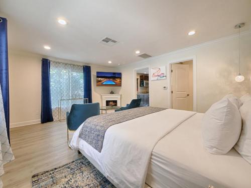 King Room with Mountain View image 2