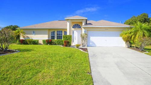 Uitzicht, !NEW! Riverview House with Pool in Cape Coral