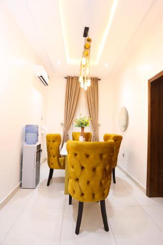 LUXURY 4-BEDROOM FULLY DETACHED SERVICED APARTMENT