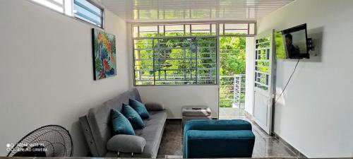 . Hermoso apartamento con servicios y garaje.