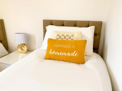 Central MK Hub Apartment - 2 Bedroom 2 Bathroom - Balcony, Smart TV with Netflix and Free Parking by