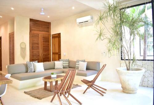 Chic-Modern Apt w/Pool, Garden, Parking & 3 Bikes