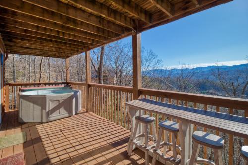 Black Bear Lookout 2 Bedrooms Hot Tub Fireplace WiFi Grill Sleeps 6 - image 6