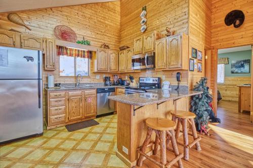 Black Bear Lookout 2 Bedrooms Hot Tub Fireplace WiFi Grill Sleeps 6 - image 11