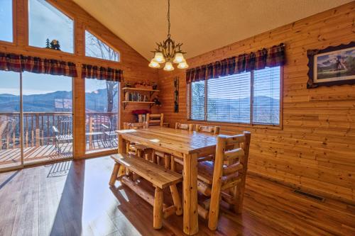 Black Bear Lookout 2 Bedrooms Hot Tub Fireplace WiFi Grill Sleeps 6 - image 7