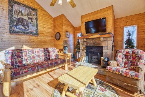 Black Bear Lookout 2 Bedrooms Hot Tub Fireplace WiFi Grill Sleeps 6 - image 11