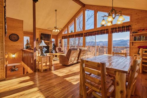 Black Bear Lookout 2 Bedrooms Hot Tub Fireplace WiFi Grill Sleeps 6 - image 9