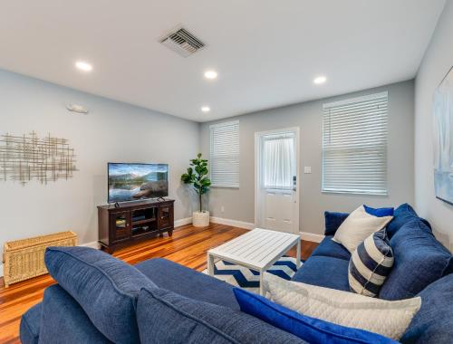Mango Beach Manor 3 Bedrooms WiFI Sleeps 6 - image 3