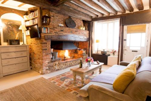 3 Tudor Cottages A gorgeous little Tudor Cottage in the very centre of a picturesque Medieval village gîte à louer Long Melford