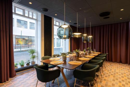 บริการและสิ่งอำนวยความสะดวก, เรดิสัน บลู 1919 โฮเต็ล เรคยาวิก (Radisson Blu 1919 Hotel Reykjavik) near สนามบินเรคยาวิก