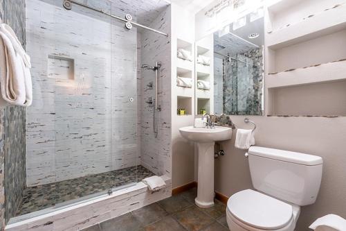 Perfectly Cozy 3rd floor Zephyr Mountain Lodge Condo with remodeled bath condo in Winter Park, USA