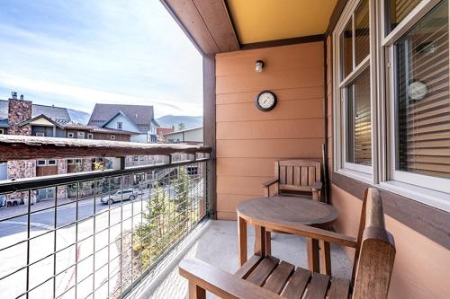 Perfectly Cozy 3rd floor Zephyr Mountain Lodge Condo with remodeled bath condo in Winter Park, USA