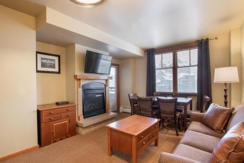 Ski-In Ski-Out Cozy 4th Floor Zephyr Mountain Lodge Condo Tucked Into The Woods condo in Winter Park, USA