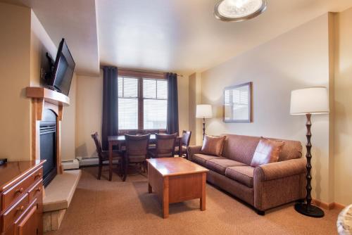 Ski-In Ski-Out Cozy 4th Floor Zephyr Mountain Lodge Condo Tucked Into The Woods condo thumb 4