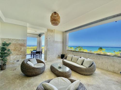 . Beachfront Luxury Pent-house At Aquamarina Capcana