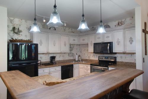 Top Floor Condo with Views of Ski Slopes and Gondola in Zephyr Mountain Lodge condo thumb 2