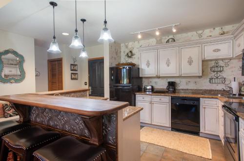 Top Floor Condo with Views of Ski Slopes and Gondola in Zephyr Mountain Lodge condo thumb 3