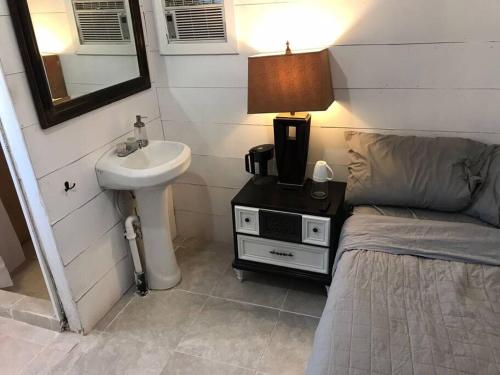 Cute Tiny House at Sands Ranch (Free Wifi - Close to Airport)