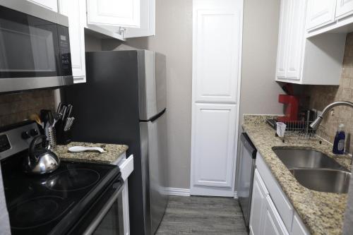 3 TVs Full Kitchen BBQ Netflix AC 10mins to Airport