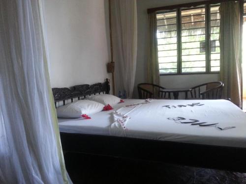 1 double bed, 1 twin bed