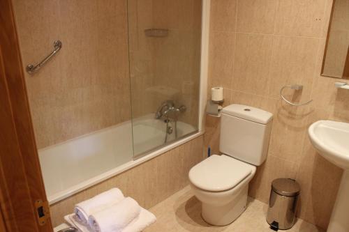Bathroom, Hostal San Isidro in Tudela