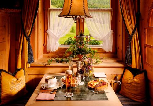 餐廳, Relais & Châteaux Schlosshotel Chastè - Scuol Tarasp (Relais & Chateaux Schlosshotel Chaste - Scuol Tarasp) in 塔拉斯普