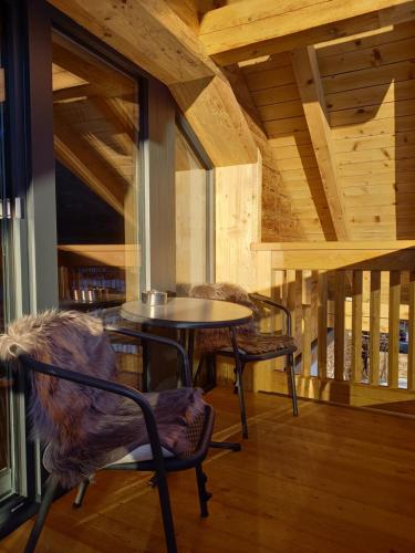Apartment with Mountain View