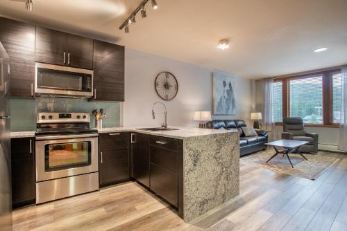 Beautiful Zephyr Mountain Lodge Condo with wine coole! - Close to Gondola! condo in Winter Park, USA