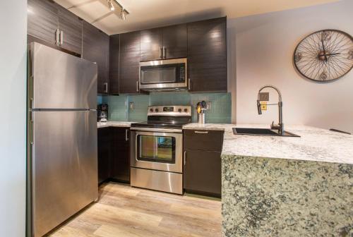 Beautiful Zephyr Mountain Lodge Condo with wine coole! - Close to Gondola! condo in Winter Park, USA