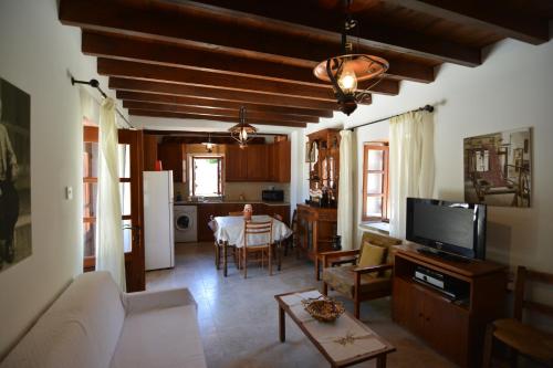 Elpida's Stone Houses - image 12