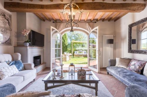  Villa Hilary,a Convenient Luxury 4 bedrooms Villa with Sharing Pool on the Hills by Lucca in Lucca
