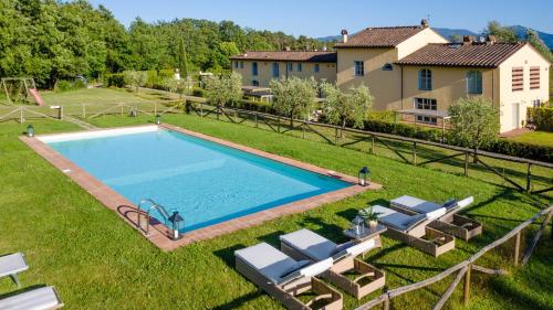 Villa Hilary,a Convenient Luxury 4 bedrooms Villa with Sharing Pool on the Hills by Lucca
