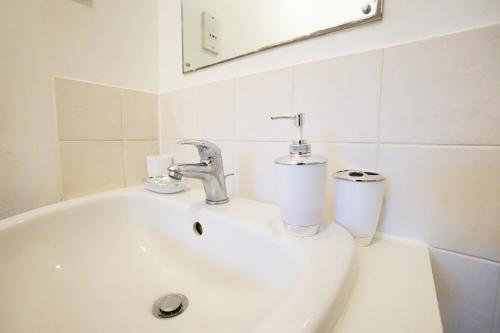 Bathroom, Deluxe Two Bedroom Serviced Apartment by Hampshire Stays - Southampton Eastleigh Near M3 and M27 in Eastleigh Central
