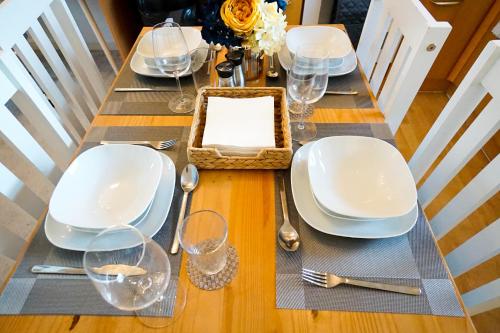 Deluxe Two Bedroom Serviced Apartment by Hampshire Stays - Southampton Eastleigh Near M3 and M27